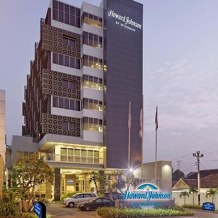 Howard Johnson By Wyndham Pekalongan Exterior photo