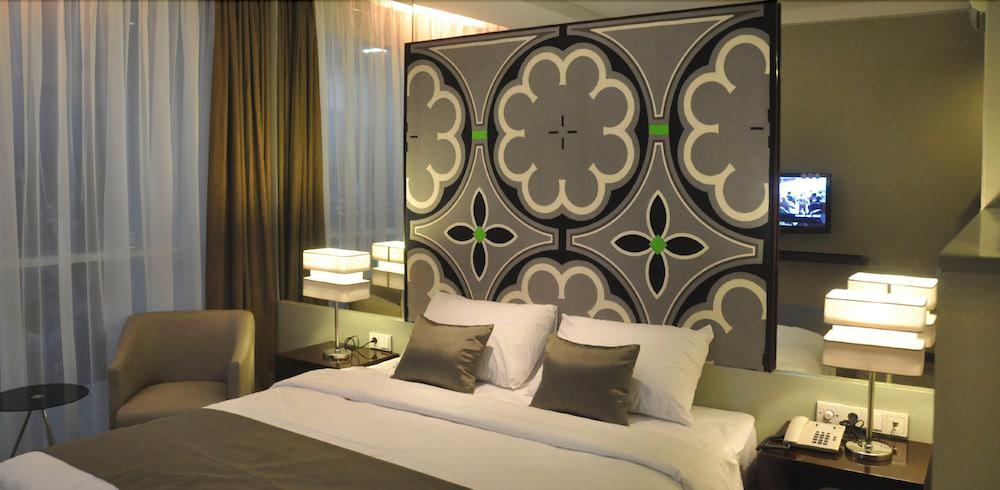 Howard Johnson By Wyndham Pekalongan Exterior photo