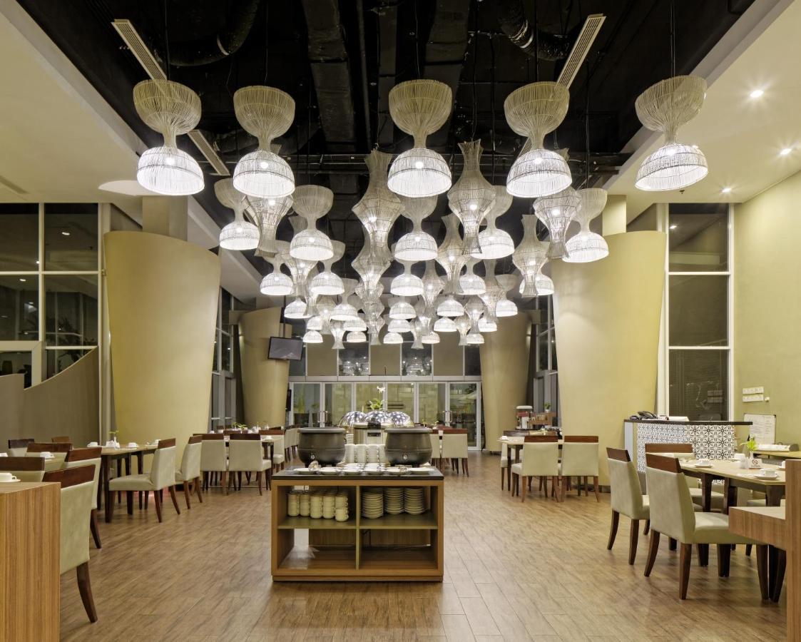 Howard Johnson By Wyndham Pekalongan Exterior photo