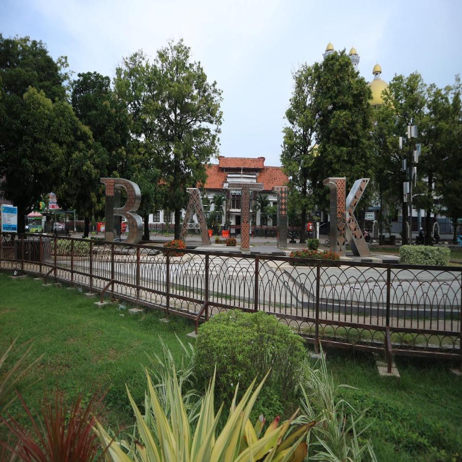 Howard Johnson By Wyndham Pekalongan Exterior photo