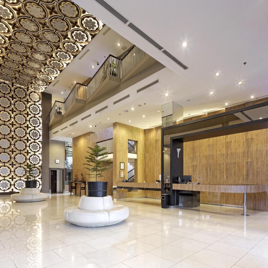 Howard Johnson By Wyndham Pekalongan Exterior photo
