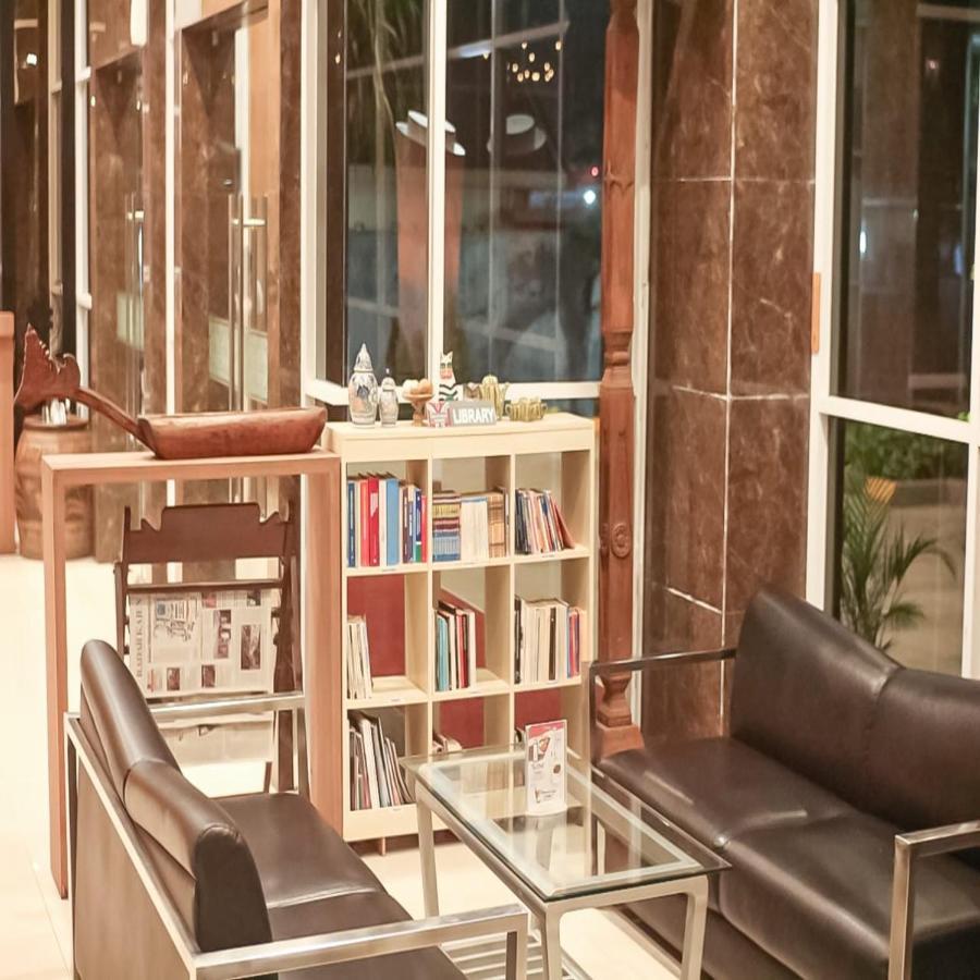 Howard Johnson By Wyndham Pekalongan Exterior photo