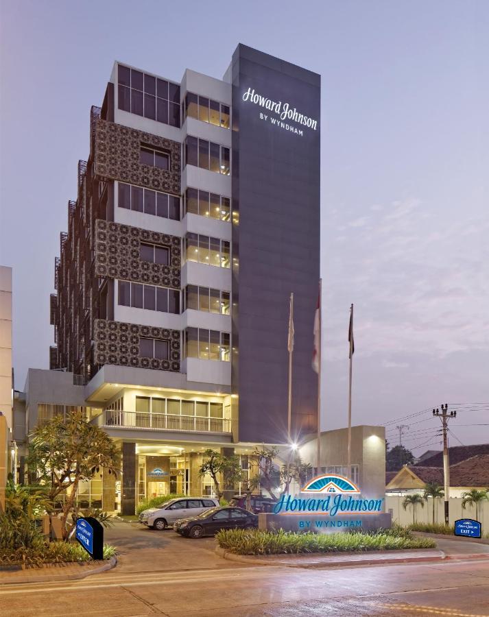 Howard Johnson By Wyndham Pekalongan Exterior photo