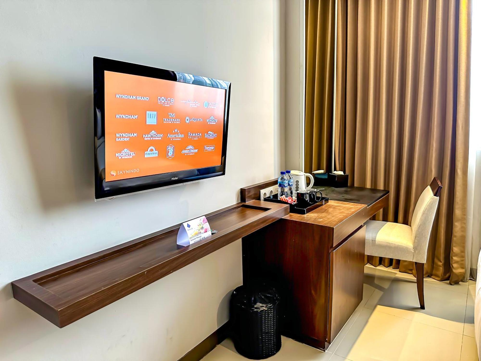 Howard Johnson By Wyndham Pekalongan Exterior photo