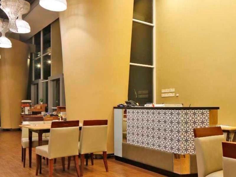 Howard Johnson By Wyndham Pekalongan Exterior photo