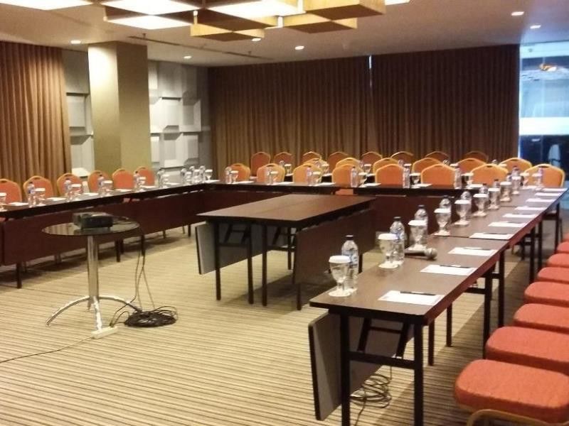Howard Johnson By Wyndham Pekalongan Exterior photo