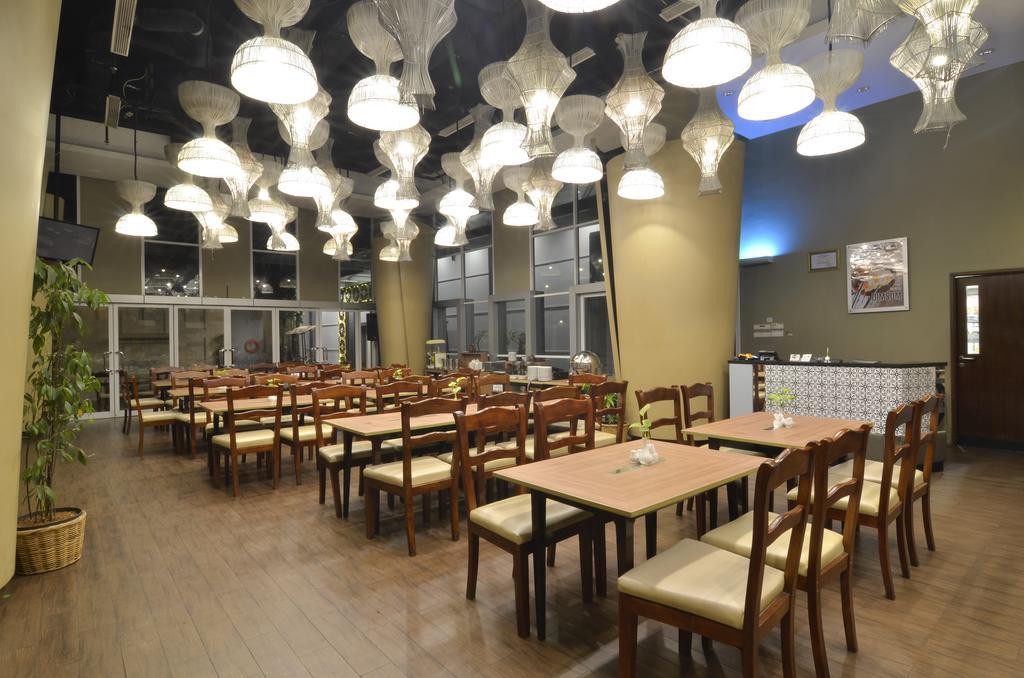 Howard Johnson By Wyndham Pekalongan Exterior photo