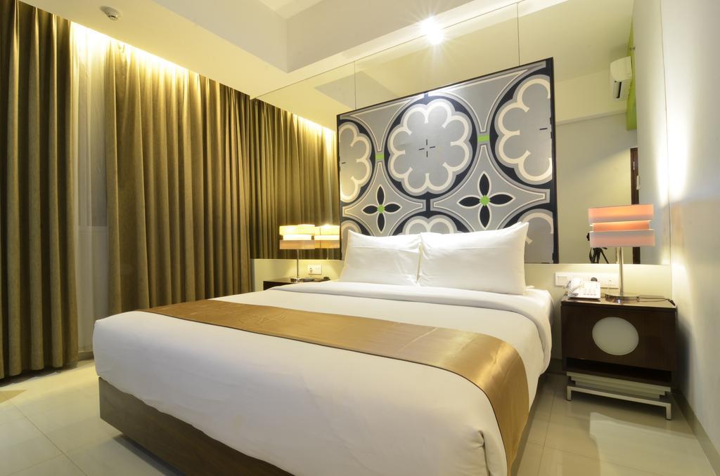 Howard Johnson By Wyndham Pekalongan Exterior photo