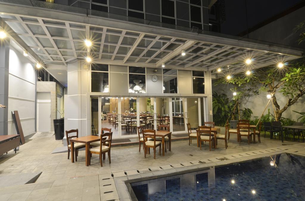 Howard Johnson By Wyndham Pekalongan Exterior photo