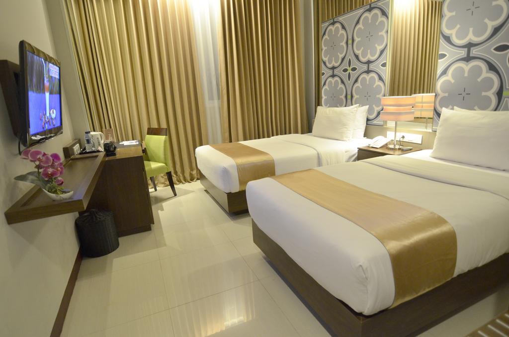 Howard Johnson By Wyndham Pekalongan Exterior photo